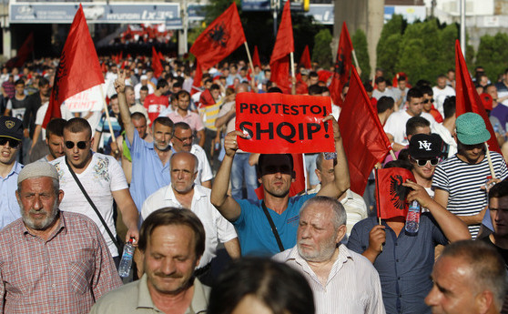 Etnici albanezi protestează în capitala macedoneană Skopje, 13 iunie 2015. (Captură Foto)